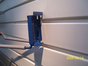 تزئینی WPC گاراژ پلاستیکی Slatwall پنل فروشگاه نمایش فلز سبد