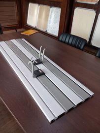 قیمت خوب پانل های Slatwall UPVC مونتاژ رنگ ماسه سنگ برای ذخیره سازی 2.44m * 11cm * 2cm آنلاین