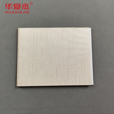 قیمت خوب پانل های مدرن PVC Slatwall 250x8mm و 250x5mm ضد آب و آسان برای نصب برای نمایش خرده فروشی آنلاین