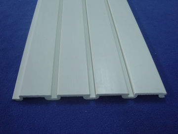 قیمت خوب پانل های پلاستیکی بالا پایان PVC Slatwall ابزار ذخیره سازی با قلاب های دیوار شکاف آنلاین